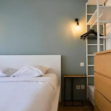 Apartment Balconyparking Space Near Train Station *