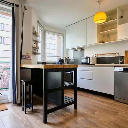 Apartment Balconyparking Space Near Train Station *