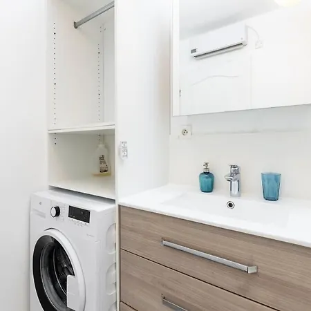 Apartment Balconyparking Space Near Train Station *