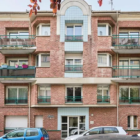 Apartment Balconyparking Space Near Train Station