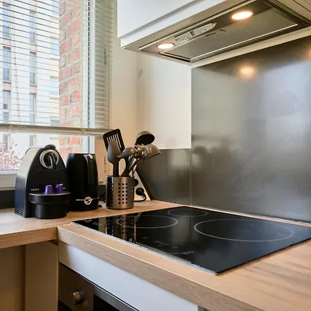 Balconyparking Space Near Train Station شقة