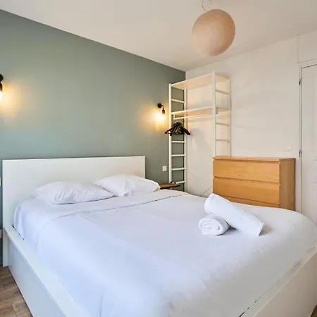 Balconyparking Space Near Train Station شقة ليل