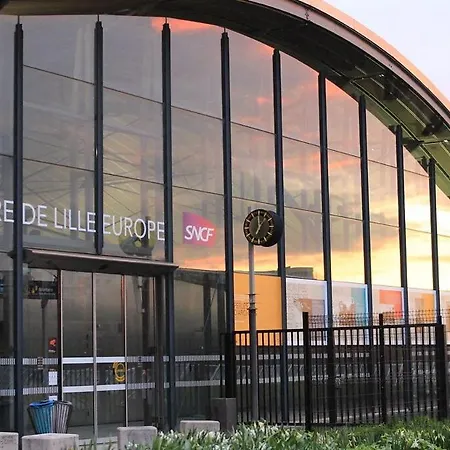 Balconyparking Space Near Train Station شقة *