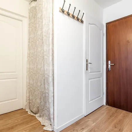 Balconyparking Space Near Train Station * ليل