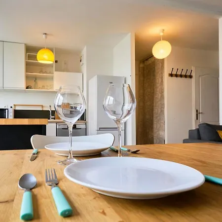 Lägenhet Balconyparking Space Near Train Station